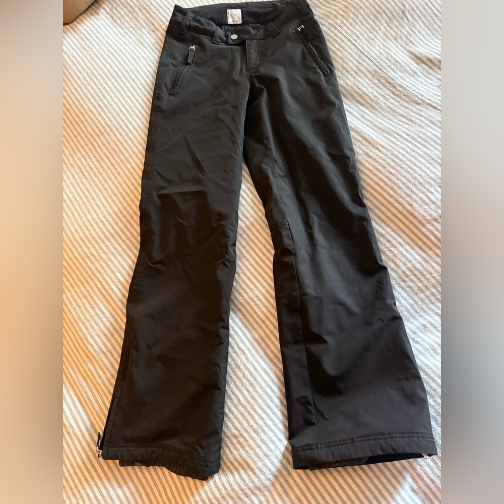 Very flattering Authentic Bogner woman's ski pants. Size 6
